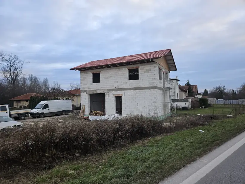 Administratívna budova Chynorany — dokončovacie práce, novostavba na kľúč (7/10)