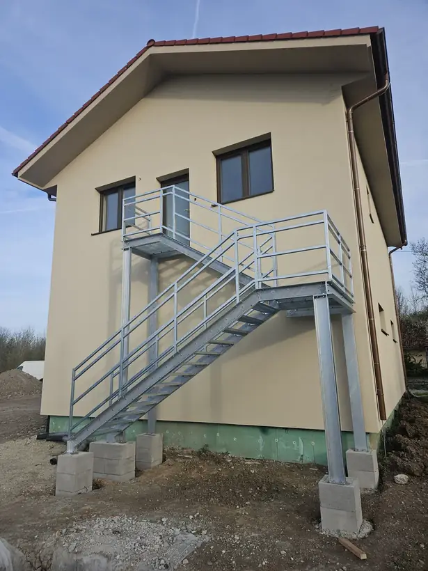 Administratívna budova Chynorany — dokončená stavba, novostavba na kľúč (10/10)