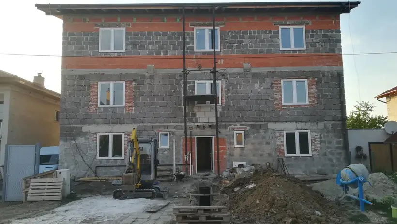 Bytový dom Chynorany — začiatok prác, obnova a zateplenie (1/11)