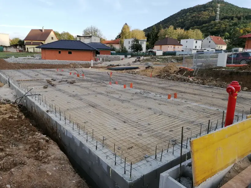 Bytový dom Malé Uherce — priebeh výstavby, hrubá stavba na pilótach (7/40)