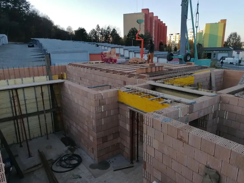 Bytový dom Malé Uherce — priebeh výstavby, hrubá stavba na pilótach (12/40)