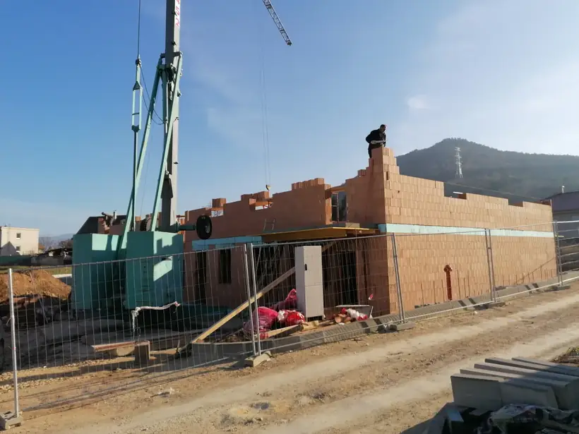 Bytový dom Malé Uherce — priebeh výstavby, hrubá stavba na pilótach (15/40)