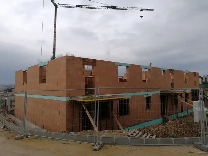 Bytový dom Malé Uherce — priebeh výstavby, hrubá stavba na pilótach (16/40)