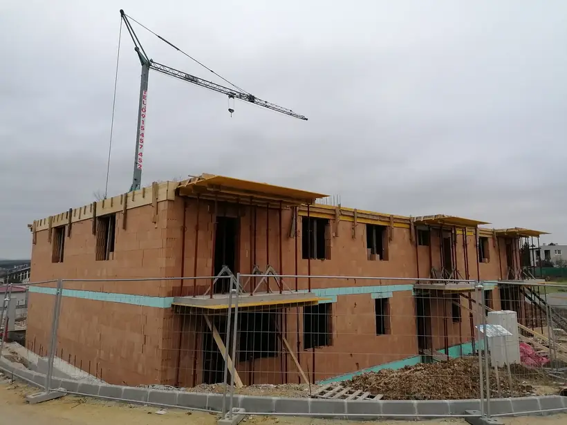 Bytový dom Malé Uherce — priebeh výstavby, hrubá stavba na pilótach (17/40)