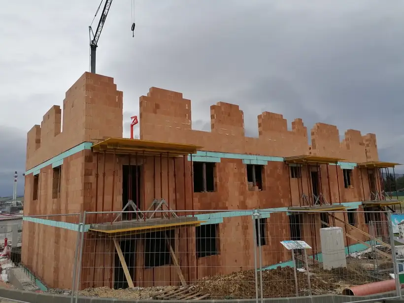 Bytový dom Malé Uherce — priebeh výstavby, hrubá stavba na pilótach (18/40)