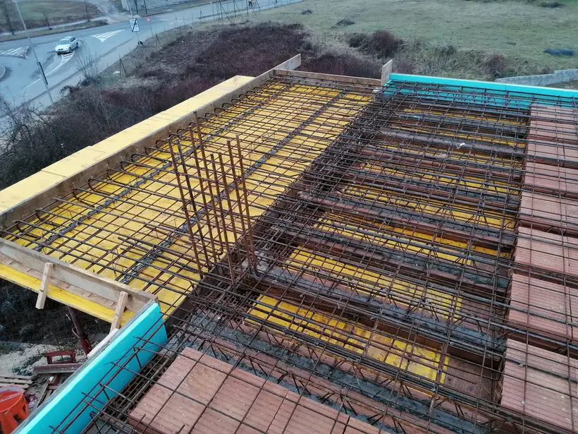 Bytový dom Malé Uherce — dokončovacie práce, hrubá stavba na pilótach (23/40)