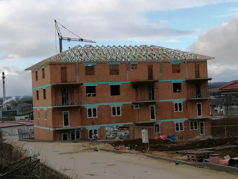 Bytový dom Malé Uherce — dokončovacie práce, hrubá stavba na pilótach (26/40)