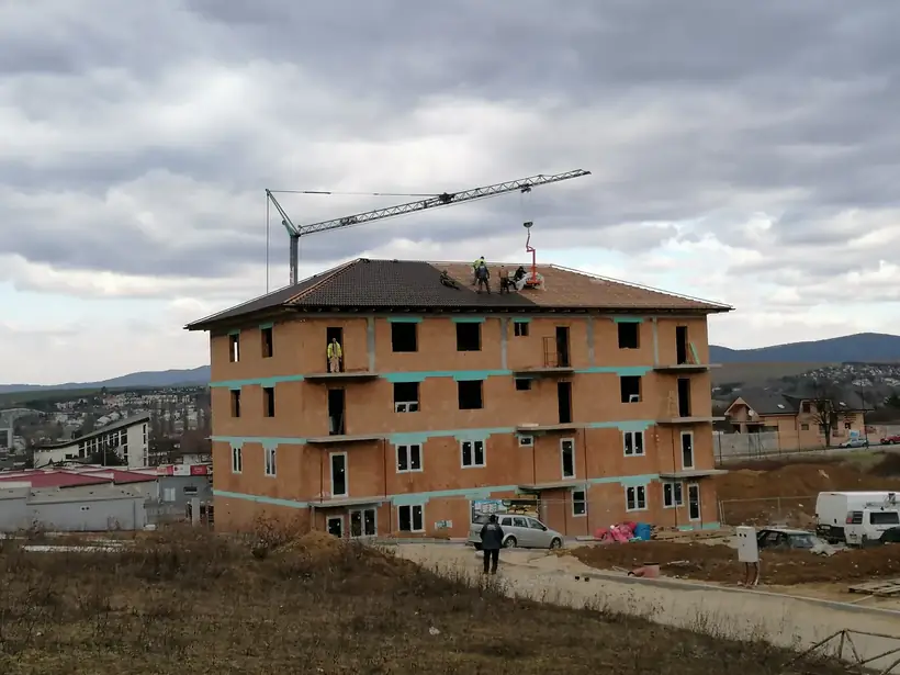 Bytový dom Malé Uherce — dokončovacie práce, hrubá stavba na pilótach (27/40)