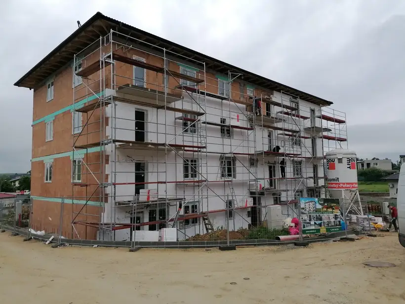 Bytový dom Malé Uherce — dokončovacie práce, hrubá stavba na pilótach (29/40)