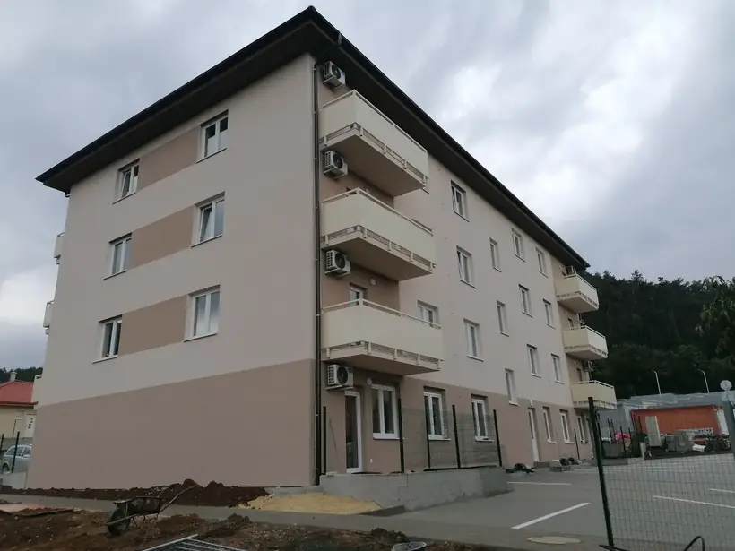 Bytový dom Malé Uherce — dokončená stavba, hrubá stavba na pilótach (33/40)