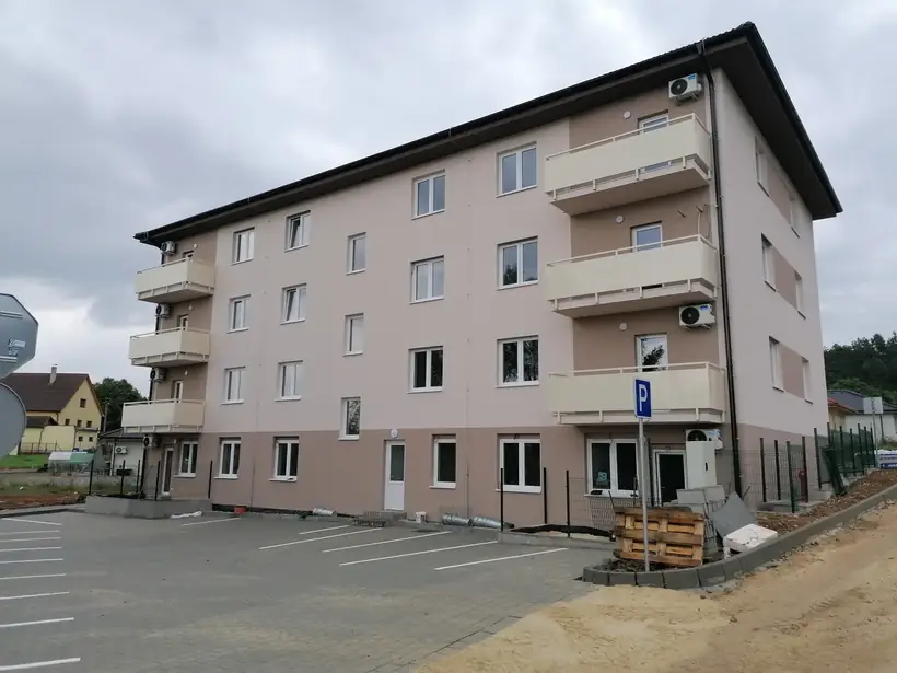 Bytový dom Malé Uherce — dokončená stavba, hrubá stavba na pilótach (34/40)