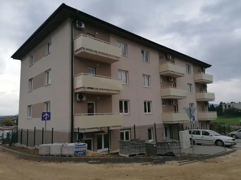 Bytový dom Malé Uherce — dokončená stavba, hrubá stavba na pilótach (35/40)