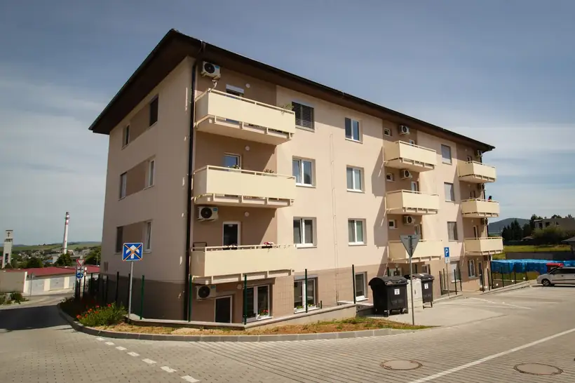 Bytový dom Malé Uherce — dokončená stavba, hrubá stavba na pilótach (36/40)