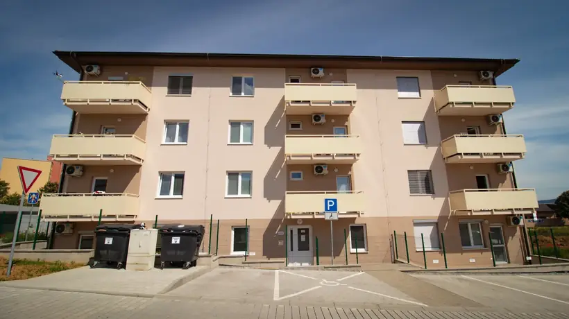 Bytový dom Malé Uherce — dokončená stavba, hrubá stavba na pilótach (37/40)