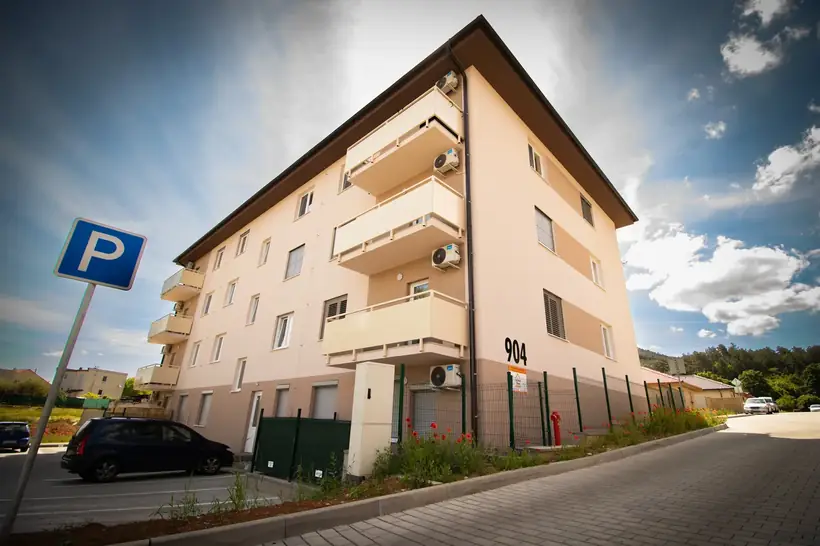 Bytový dom Malé Uherce — dokončená stavba, hrubá stavba na pilótach (39/40)