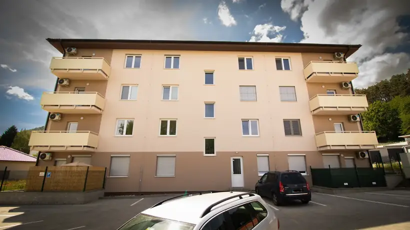 Bytový dom Malé Uherce — dokončená stavba, hrubá stavba na pilótach (40/40)