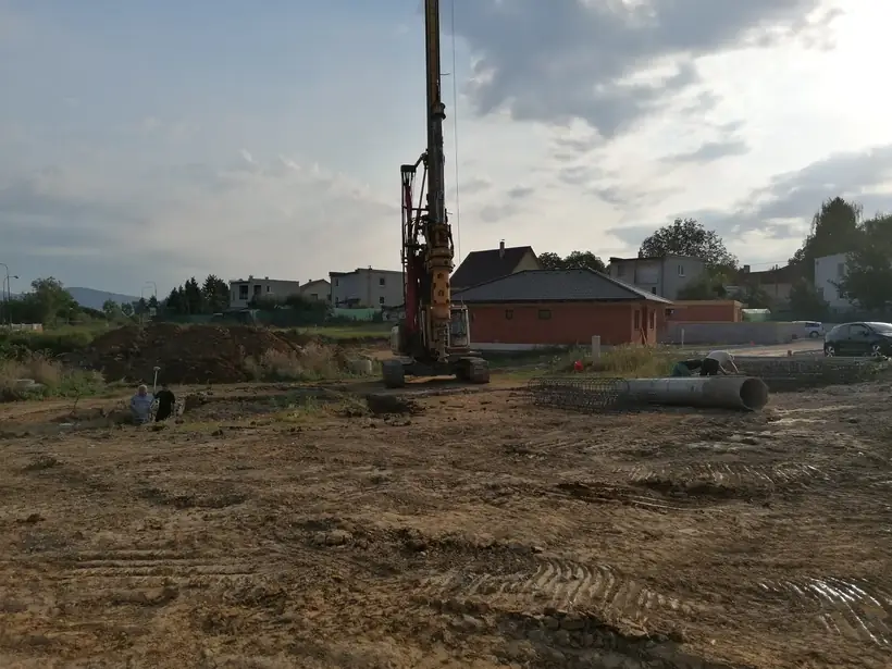 Bytový dom Malé Uherce — začiatok prác, hrubá stavba na pilótach (1/40)