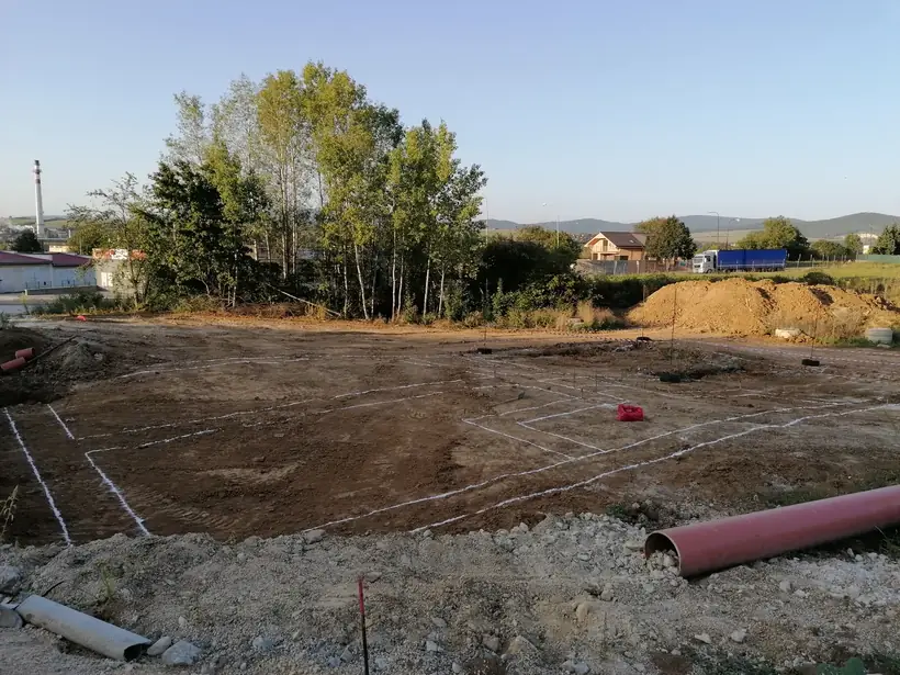 Bytový dom Malé Uherce — začiatok prác, hrubá stavba na pilótach (2/40)