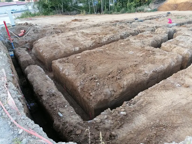 Bytový dom Malé Uherce — začiatok prác, hrubá stavba na pilótach (3/40)