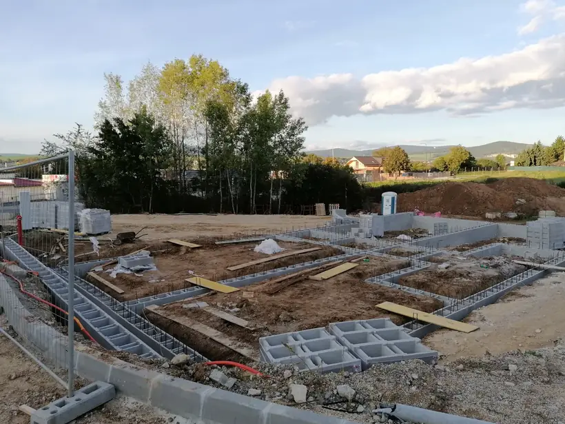 Bytový dom Malé Uherce — začiatok prác, hrubá stavba na pilótach (5/40)