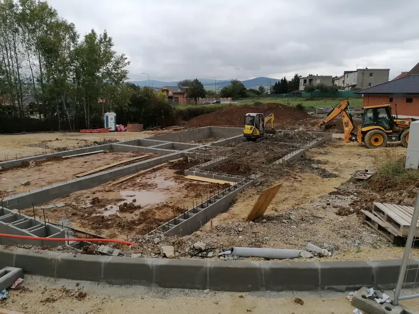 Bytový dom Malé Uherce — začiatok prác, hrubá stavba na pilótach (6/40)