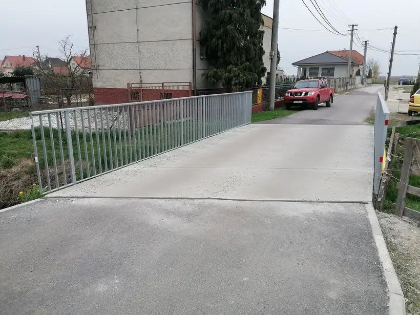 Rekonštrukcia cesty a mosta — dokončovacie práce, nový povrch a mostný objekt (8/11)