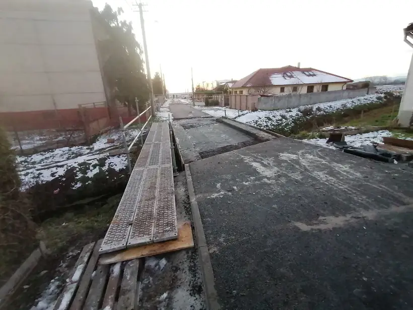Rekonštrukcia cesty a mosta — priebeh výstavby, nový povrch a mostný objekt (3/11)