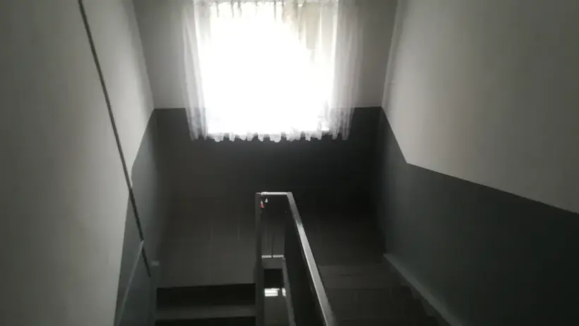 Chodba bytového domu, Kovarce — dokončovacie práce, dlažba, maľby, zábradlie (6/8)