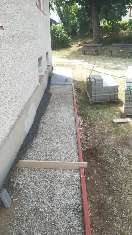 Chodníky Bedzany — dokončovacie práce, dažďová kanalizácia a dlažba (10/17)