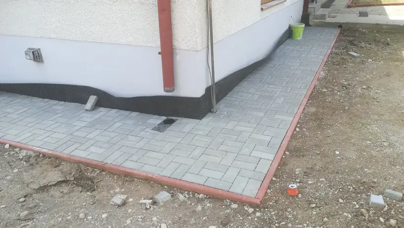 Chodníky Bedzany — dokončovacie práce, dažďová kanalizácia a dlažba (13/17)
