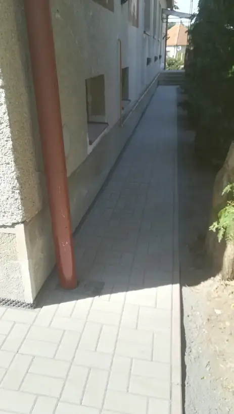 Chodníky Bedzany — dokončená stavba, dažďová kanalizácia a dlažba (15/17)