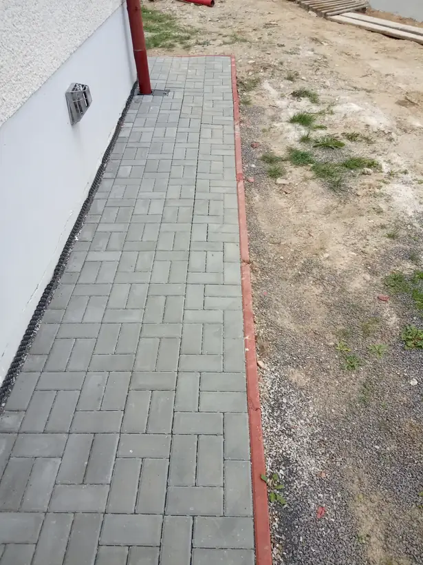 Chodníky Bedzany — dokončená stavba, dažďová kanalizácia a dlažba (16/17)