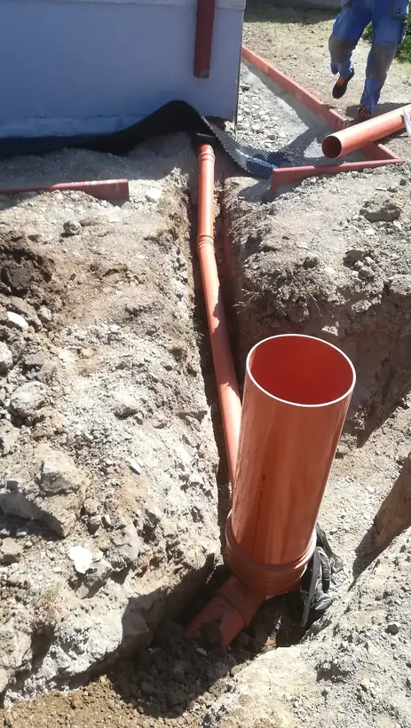 Chodníky Bedzany — priebeh výstavby, dažďová kanalizácia a dlažba (6/17)