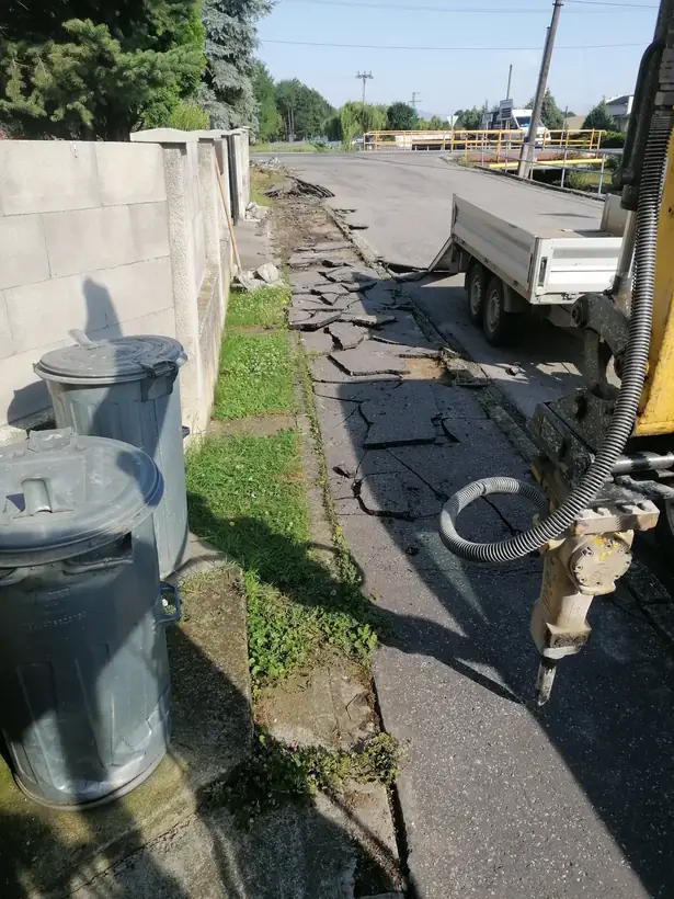 Chodníky Rajčany — začiatok prác, búranie a nové obrubníky (1/9)