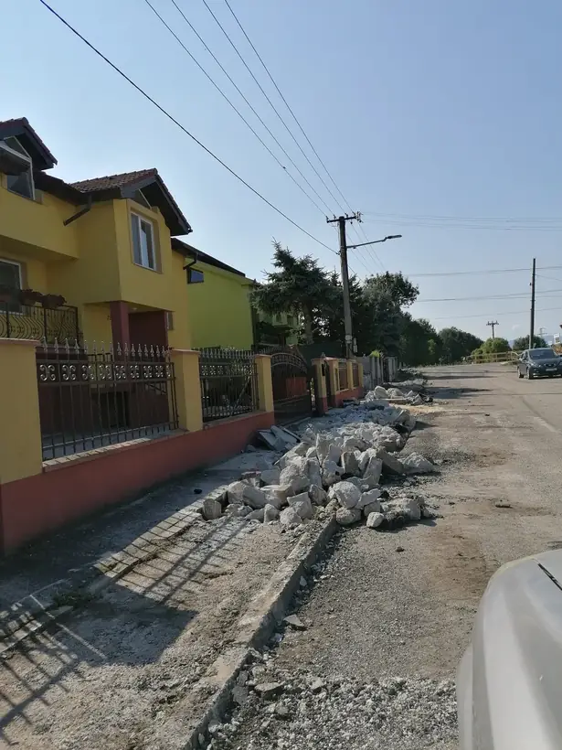 Chodníky Rajčany — priebeh výstavby, búranie a nové obrubníky (3/9)