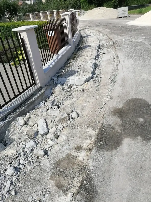 Chodníky Rajčany — dokončovacie práce, búranie a nové obrubníky (5/9)