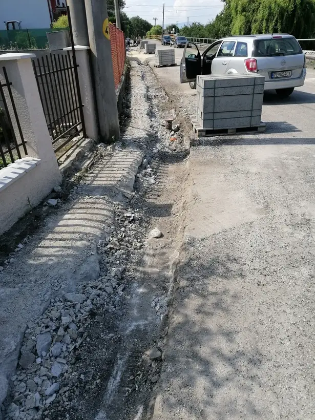 Chodníky Rajčany — dokončovacie práce, búranie a nové obrubníky (6/9)
