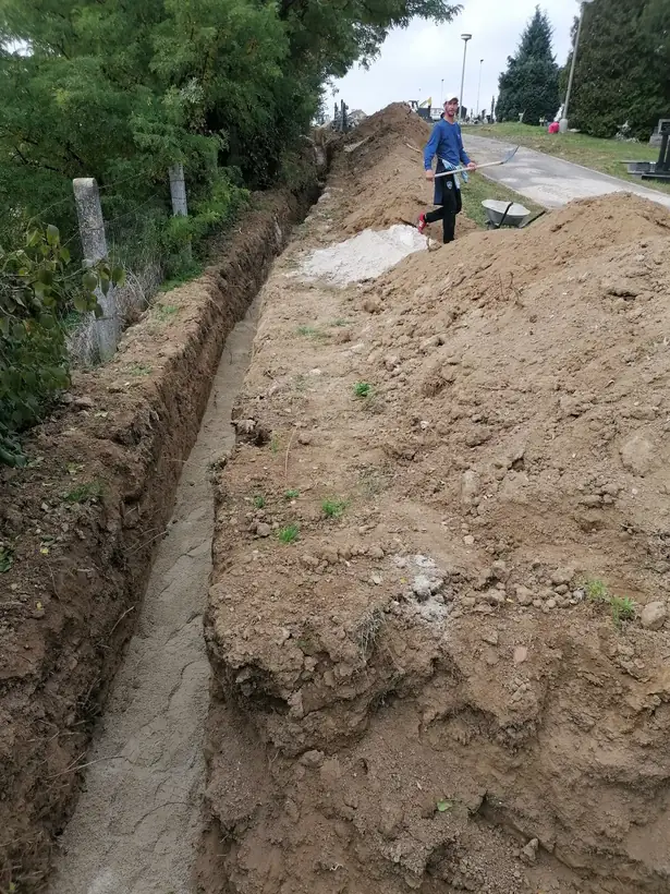 Nový cintorín Topoľčany — začiatok prác, siete, oplotenie a výsadba (1/10)