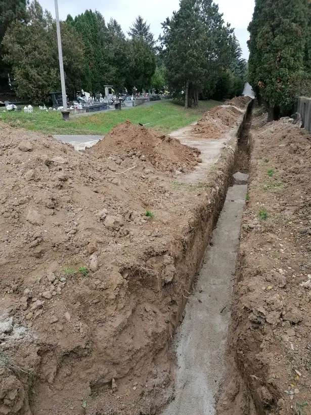 Nový cintorín Topoľčany — začiatok prác, siete, oplotenie a výsadba (2/10)