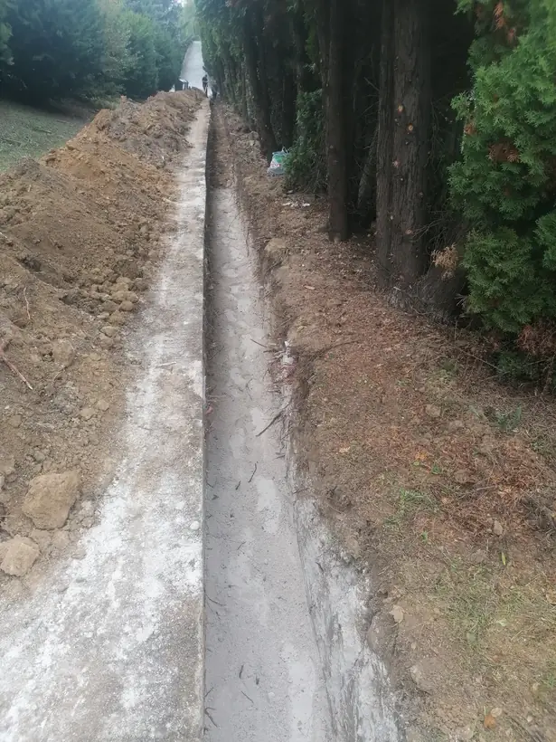Nový cintorín Topoľčany — priebeh výstavby, siete, oplotenie a výsadba (4/10)