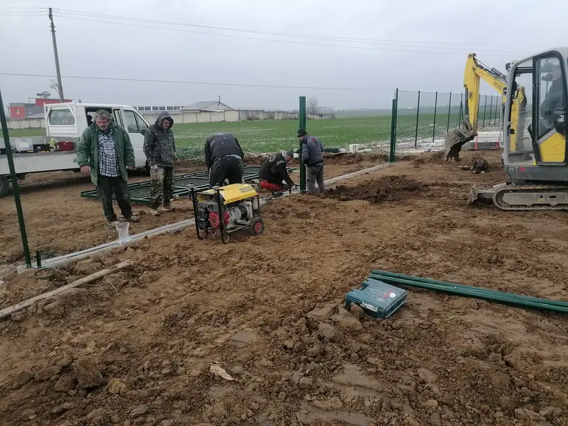 Nový cintorín Topoľčany — dokončovacie práce, siete, oplotenie a výsadba (7/10)
