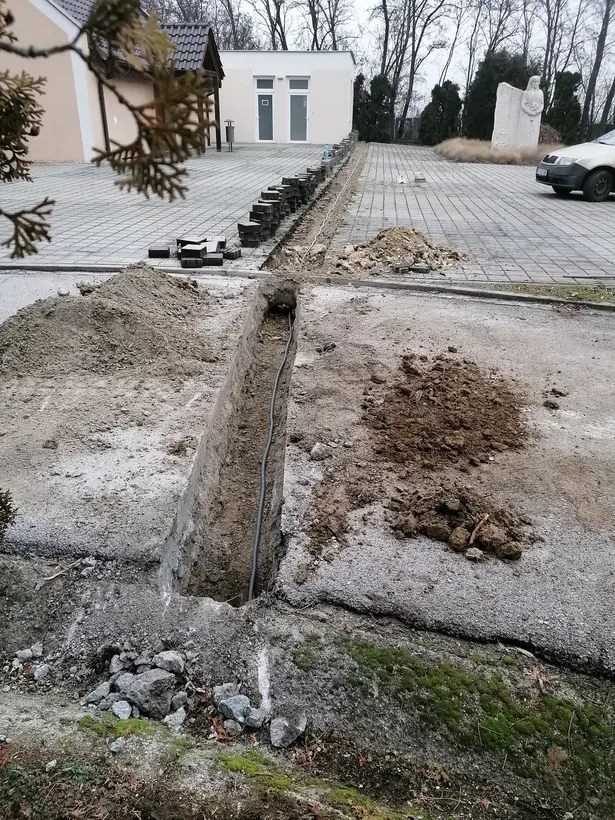 Nový cintorín Topoľčany — dokončovacie práce, siete, oplotenie a výsadba (8/10)