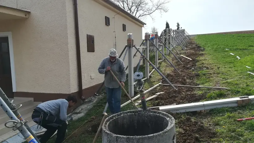 Cintorín Turčianky — priebeh výstavby, betónové panelové oplotenie (3/10)