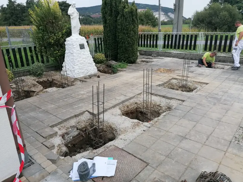 Dom smútku Pažiť — začiatok prác, prístavba prestrešenia (1/10)