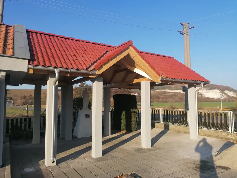 Dom smútku Pažiť — priebeh výstavby, prístavba prestrešenia (5/10)
