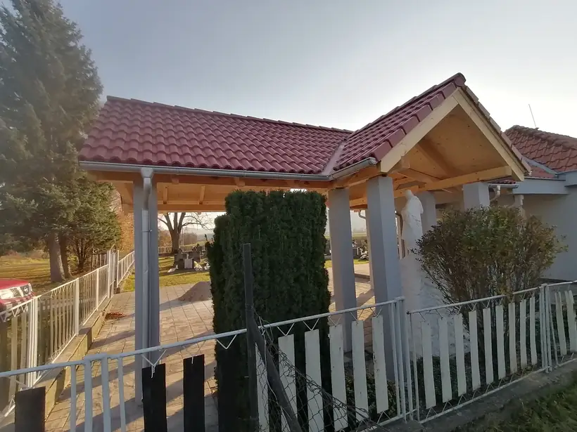 Dom smútku Pažiť — dokončovacie práce, prístavba prestrešenia (7/10)