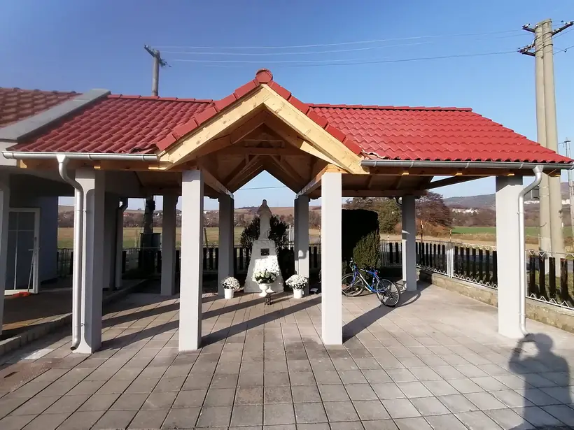 Dom smútku Pažiť — dokončovacie práce, prístavba prestrešenia (8/10)
