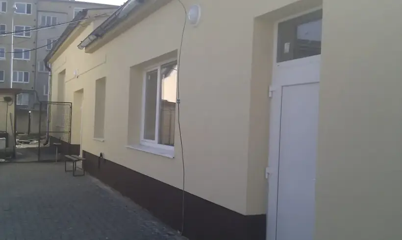 Zateplenie fasády, Piešťany — dokončovacie práce, dvorná budova (9/14)