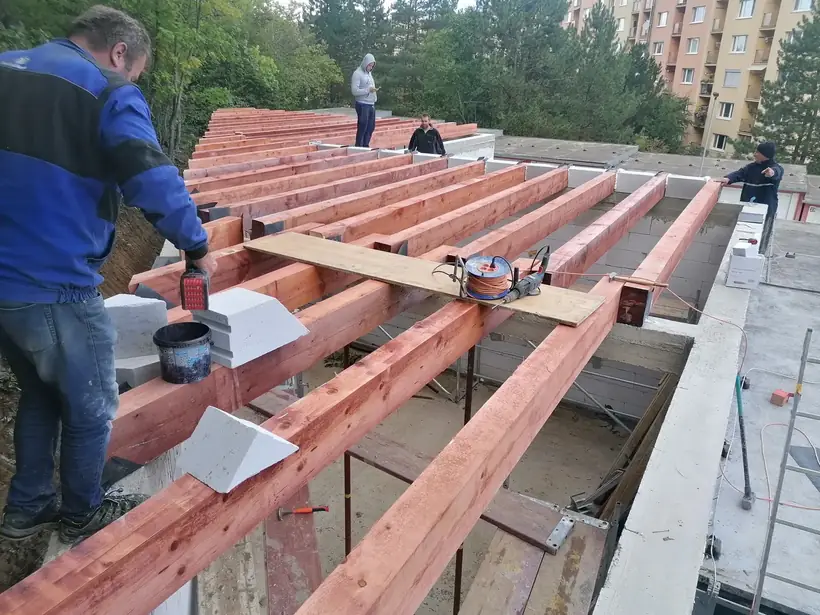 Atypické garáže, Malé Uherce — priebeh výstavby, murivo, krov a plochá strecha (3/10)