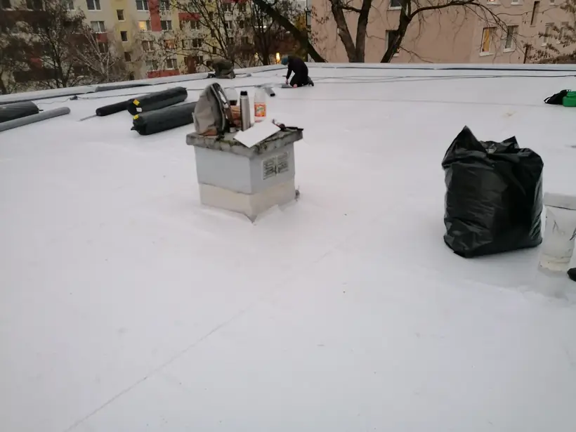 Atypické garáže, Malé Uherce — dokončovacie práce, murivo, krov a plochá strecha (6/10)